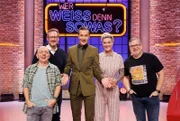 Moderator Kai Pflaume (mi.) und seine Rateteam-Kapitäne Bernhard Hoëcker (li.) und Elton (re.) begrüßen in dieser Sendung den Arzt und Fernsehmoderator Eckart von Hirschhausen (2.v.l.) und die Ärztin und Reality-TV Persönlichkeit Carola Holzner (2.v.r.).