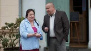 Weder von Sven Herzog noch von seiner Freundin findet sich eine Spur. Wurden sie entführt? Nachbarin Carola Schwarz (Ina Holst, l.) erzählt Kommissar Jan Reuter (Udo Kroschwald, r.), dass sie Frau von Lüder am Morgen noch in der Bank gesehen hat.