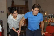 Leon (Daniel Fehlow) übt mit Aylas (Sila Sahin) Hilfe verbissen für seinen Traum, Verena im Stehen das Ja-Wort zu geben.