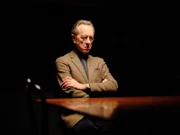 Harry (Richarrd E. Grant) behauptet, für Dannys tote Tochter ein väterlicher Freund gewesen zu sein.
