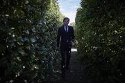 Endeavour Morse (Shaun Evans) sucht im Irrgarten nach Spuren.