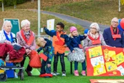 Die Senioren und Kinder sind bereit für die Generationenolympiade.