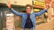 Atze Schröder ist zurück! Der King von Essen-Kray, der ganz besondere Kioskbesitzer, der Mittelpunkt seines Viertels verkauft in seinem Büdchen neben Zeitungen, Zigaretten und Süßigkeiten wieder jede Menge Lebensweisheiten dazu.