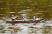 Die Freunde Thomas (Sascha Göpel, l.), Christoph (Eugen Knecht, r.) und Roman (Komparse, M.) paddeln betrunken auf der Elbe, als sich ein Motorboot nähert.