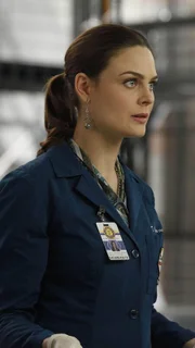 Das Team um Brennan (Emily Deschanel) wird zu Hilfe gerufen, als man im Magen eines toten Tigerhais menschliche Überreste findet.