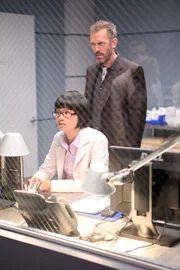 Mit einem Stresstest wollen House (Hugh Laurie, r.) und Park (Charlyne Yi, l.) herausfinden, ob Bob wirklich so schnell eine Herzattacke bekommt ...