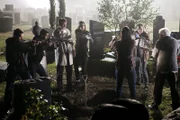 Auf dem Friedhof, zu dem die Schatzkarte führt, kommt es zu einer äußerst skurrilen Situation (v.l.n.r.) Kevin Ryan (Seamus Dever), Javier Esposito (Jon Huertas), Richard Castle (Nathan Fillion), Kate Beckett (Stana Katic), Gayle Carver (Sophina Brown), Mike Royce (Jason Beghe) und Clifford Stuckey (James Handy)