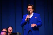 Moderator Jörg Draeger freut sich, als Überraschungsgast in der Überraschungsshow "Welke & Pastewka - Wiedersehen macht Freude!" zu sein.