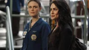 Als im Magen eines Tigerhais, der in einem Aquarium aufgezogen wurde, menschliche Überreste gefunden werden, erhofft sich Brennan (Emily Deschanel, l.) von der Meeresbiologin Dr. Catherine Bryar (Rena Sofer) wichtige Erkenntnisse.
