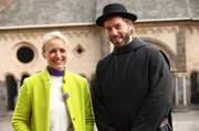 Der Künstlermönch Stephan Oppermann zeigt Anna Lena Dörr, wie der Jahreslauf das Leben im Kloster prägt.