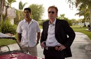Eric (Adam Rodriguez, l.) und Horatio (David Caruso) ermitteln im privaten Umfeld des toten Piloten: Angeblich soll dieser Ehebruch begangen haben.