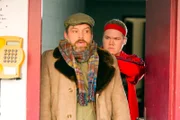 ARD/HEITER BIS TÖDLICH - ZWISCHEN DEN ZEILEN, neue Krimi-Komödie mit 16 Folgen, Folge 13 "Der erste April", am Donnerstag (16.05.2013) um 18.50 Uhr im Ersten. Hammerwerferin Big Hannah (Gisa Flake, r.) hat Paul (Ole Puppe, l.) am Wickel.