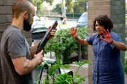 Alex Irving (Deborah Mailman) stellt sich dem Amokläufer in den Weg.