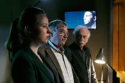 Vicky  (Katja Danowski, l.), Günter (Wolfgang Winkler, M.) und Edwin (Tilo Prückner, r.) hören mit, was im Vernehmungsraum gesprochen wird.