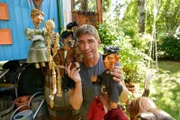 Fritz Fuchs (Guido Hammesfahr) erfindet ein Puppentheaterstück mit den alten Marionetten. Der Seeräuber mit der roten Hose kommt ihm bekannt vor.