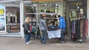 Bianca, Ilona und Mauro bringen den Schmuck zum Verkauf in einen Laden...