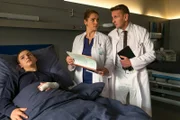 Als Patient treibt Jens-Torben (Luis Immanuel Rost, l.) seine Eltern Dr. Vera Fendrich (Rebecca Immanuel) und Dr. Alexander Kahnweiler (Mark Keller, r.) fast in den Wahnsinn.