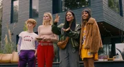 Lena (Sarah Bauerett, l.), Jo (Salka Weber, r.) Elif (Jasmin Shakeri, 2.v.r.) und Franzi (Llewellyn Reichman, 2.v.l.) erkunden Goldstein mit einer Drohne.