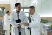 Dr. Rolf Kaminski (Udo Schenk, re.) ist mit 25 km/h zu viel auf dem Tacho geblitzt worden. Das würde das Fass zum Überlaufen bringen und ihn endgültig den Führerschein kosten. Als er Dr. Philipp Brentano (Thomas Koch, li.) in der Sachsenklinik begegnet, hat Kaminski eine Idee und macht Philipp ein unmoralisches Angebot.