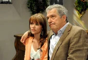 André (Joachim Lätsch, r.) und Sabrina (Sarah Elena Timpe, l.) wollen aus dem Rubens-Gemälde in der Kapelle Kapital schlagen.