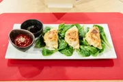 Gericht: Selbstgemachte Mandu mit Surf'n-Turf-Füllung, Gochujang-Sauce und Feldsalat von Aaron Bettner