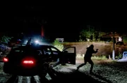 Der Zugriff auf das Angelparadies in Breckerfeld durch das Landeskriminalamt NRW wird in einer Szene nachgestellt.