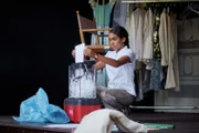 Reena (Sophia Leonie Mauritz) will nichts mehr vom Theatermodul wissen, also braucht sie auch ihre Drehbücher nicht mehr.