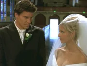Angel (David Boreanaz, l.) hat einen Traum, in dem er mit Buffy (Sarah Michelle Gellar, r.) vor den Traualtar tritt. Doch leider sieht die Wirklichkeit anders aus.