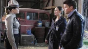 Sheriff Becky Conway (Jenica Bergere, l.) begrüßt Brennan (Emily Deschanel) und Booth (David Boreanaz) am Fundort der menschlichen Überreste, die von zwei Mädchen beim Spielen entdeckt wurden.