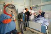 TanzTapir, Singa mit Kopfverband und Tom sorgen für Stimmung im Krankenhaus.