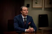 Nachdem dem Psycholiller Dr. Gideon die Flucht gelungen ist, lockt Dr. Hannibal Lecter (Mads Mikkelsen) das BAU-Team auf eine falsche Fährte ...