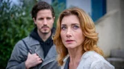 Als Alexandra (Daniela Kiefer, vorne) einen Fluchtversuch unternimmt, wird sie von Tom (Milan Marcus, hinten) unter Kontrolle gebracht.