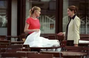 Sandra (Rebecca Immanuel, r.) versucht vergeblich mit Astrid Mergner (Gruschenka Stevens, l.) zu reden.