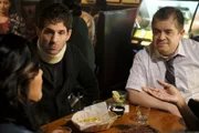 Jack Griffin (Glenn Howerton, l.); Principal Durbin (Patton Oswalt, r.)