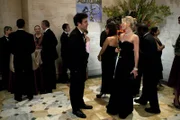 Ted (Josh Radnor, l.) und die anderen besuchen eine Spendenaktion im Naturkundemuseum. Dabei trifft Ted Zoey (Jennifer Morrison, r.) wieder und lernt eine ganz neue Seite von ihr kennen ...