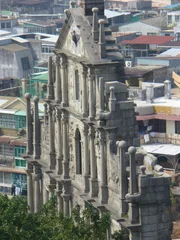 Kathedrale im modernen Stadtbild.
