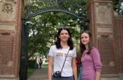 Auf ihrer Reise nach Harvard stellt Rory (Alexis Bledel, r.) ihre Mutter bezüglich der geplatzten Hochzeit zur Rede, woraufhin Lorelais (Lauren Graham, l.) Entschluss bezüglich eines eigenen Hotels weiter Formen annimmt ...