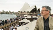 Australien-Saga mit Christopher Clark (2) Von Menschen und Meer Christopher Clark vor der Oper in Sydney