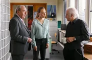 Plocher (Michael Prelle, l.), Vicky Adam (Katja Danowski, M.) und Edwin Bremer (Tilo Prückner, r.) ermitteln.