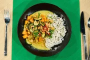 Gericht: Zucchini-Süßkartoffel-Curry mit Kichererbsen und Basmati-Wildreis von Aaron Bettner.