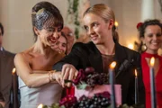 Auch Villanelle (Jodie Comer, r.) hat ihr Leben nach den Ereignissen in Rom komplett auf den Kopf gestellt. Sie stürzt sich Hals über Kopf in eine neue Beziehung mit Maria (Carmen Montero, l.). Doch das Glück hält nicht lange an.