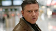 Der ehemalige Undercover-Polizist Richard Lemercier (Christian M. Goebel) wird am Flughafen von Chris Ritter entdeckt, der vor Jahren von Lemercier verraten wurde.