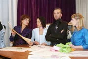 Die Mitarbeiterinnen Nina (Meike Brose, 2.v.l.) und Ariane (Lilli Anders, r.) sind begeistert von Hugos (Hubertus Regout, 2.v.r.) Entwürfen - Sophie (Gabrielle Scharnitzky, l.) aber verwirft diese kurzerhand als untragbar.