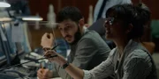 Nach dem fatalen Aufprall haben die meisten Kollegen im Kosmodrom die Astronauten auf der ISS abgeschrieben. Doch dann machen die Ingenieure Reva (Ellora Torchia) und Serguei (Irakli Marushvili) eine Entdeckung, die alles verändert.