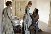 Königin Anne (Alexandra Dowling, Mitte l.); Aramis (Santiago Cabrera, r.)
