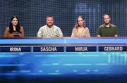 Die Kandidat:innen (v.l.n.r.):  Irina Kirova, Sascha Michels, Mirja Gabbert und Gebhard Scholten.; ARD GEFRAGT - GEJAGT FOLGE 816, "Alexander Bommes präsentiert beliebtes Quizformat", am Mittwoch (11.09.24) um 18:00 Uhr im ERSTEN. Die Kandidat:innen (v.l.n.r.):  Irina Kirova, Sascha Michels, Mirja Gabbert und Gebhard Scholten. © ARD/Arne Vollstedt , honorarfrei - Verwendung gemäß der AGB im engen inhaltlichen, redaktionellen Zusammenhang mit genannter ARD-Sendung bei Nennung "Bild: ARD/Arne Vollstedt " (S2+). ARD-Programmdirektion/Bildredaktion, pressefoto.daserste.de