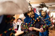 Die traditionellen Holzmasken dürfen beim Muskantenstammtisch im Stubaital nicht fehlen.