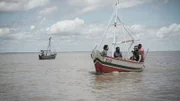 Nick Karnaze (2.v.r.) und Paul Beban (3.v.r.) treffen sich mit brasilianischen Fischern und fahren mit ihnen auf einem Boot über ihre UFO-Begegnungen.