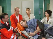 Tim (Moritz Führmann) wird in die Sachsenklinik eingeliefert. Dr. Eichhorn (Cheryl Shepard) und Schwester Yvonne (Maren Gilzer) nehmen den verletzten Tim entgegen.