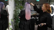 Friseur-Meisterin Franca Schnell (r.) ist bekannt für krasse Farben.